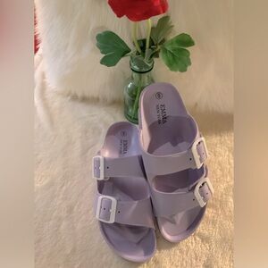 NWOT EMMA New York - periwinkle/white  color slip ons. Sz 6